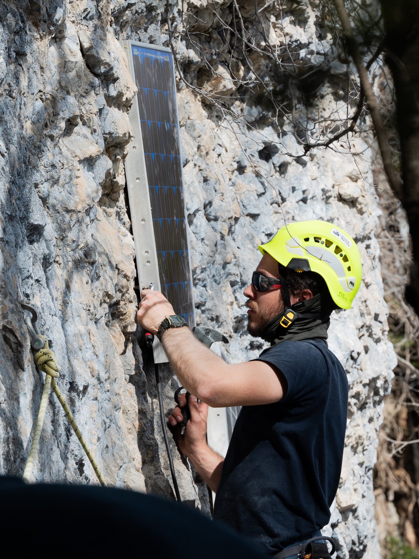 Mesure sur la falaise au Saint-Eynard, avec un casque de protection.