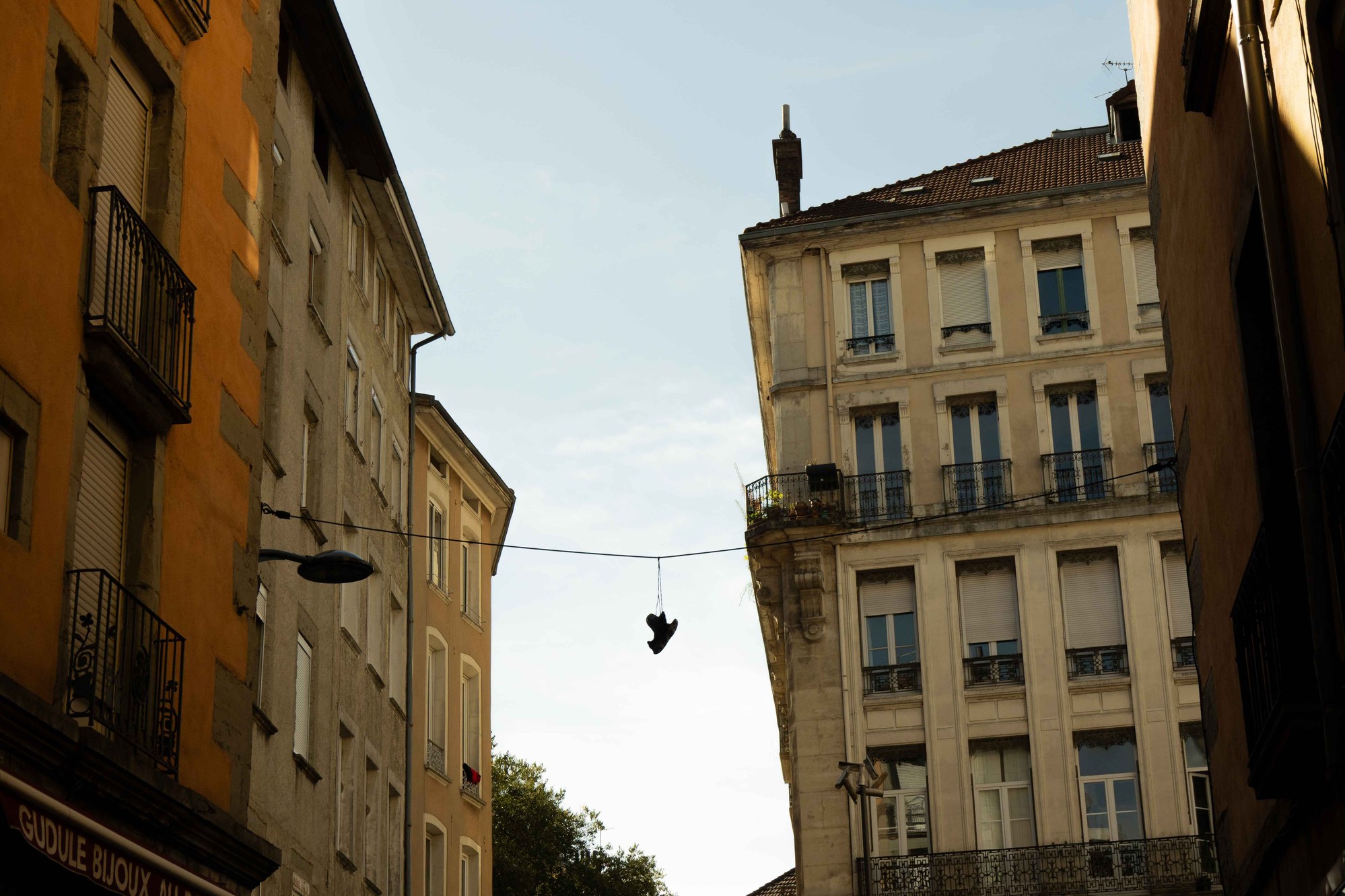 Rue et façades du centre de Grenoble.