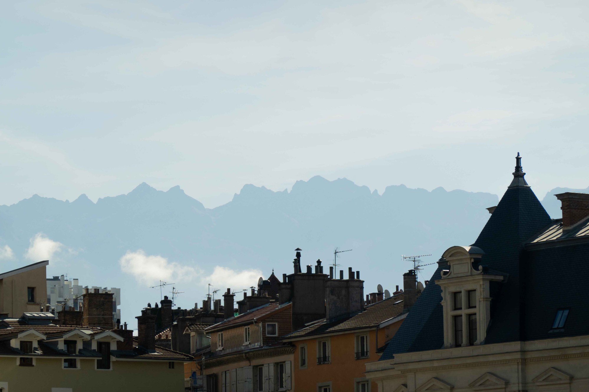Toits de Grenoble avec les montagnes à l’arrière-plan.