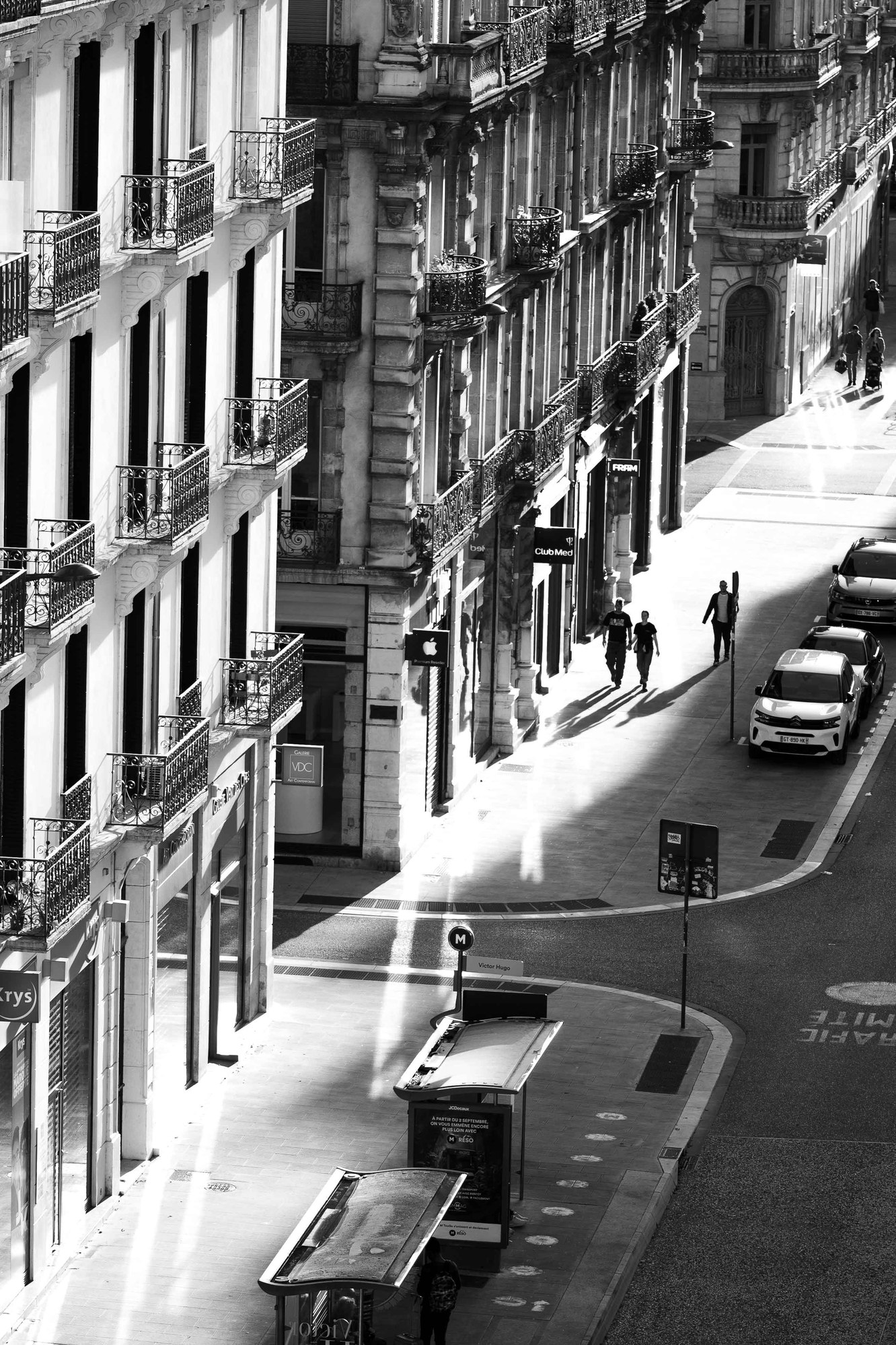 Façades et rue de Grenoble en noir et blanc.