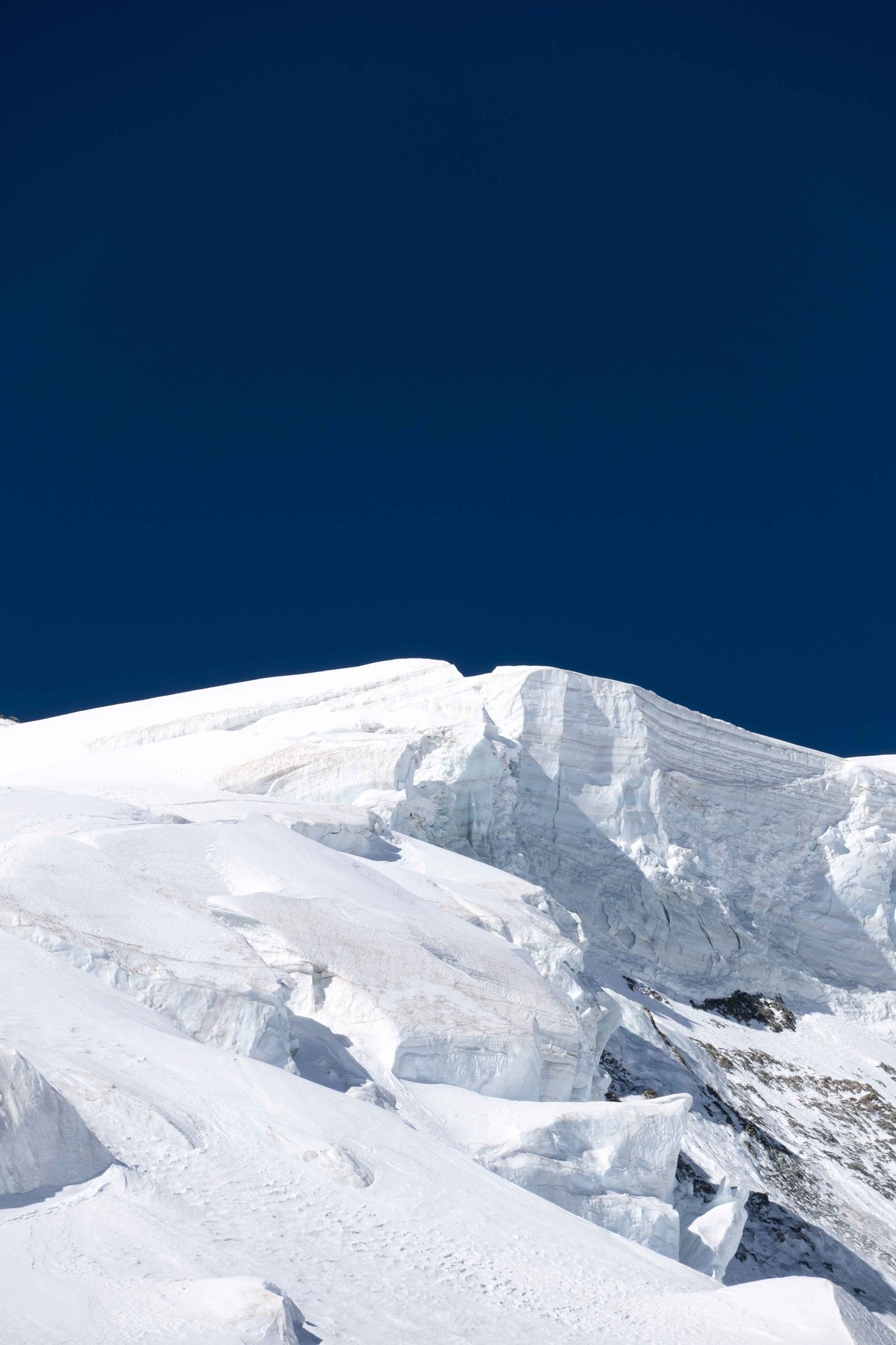 Relief de neige et de glace sous un ciel bleu.